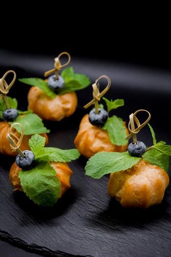 Профитроли со сливочным кремом, голубикой и мятой