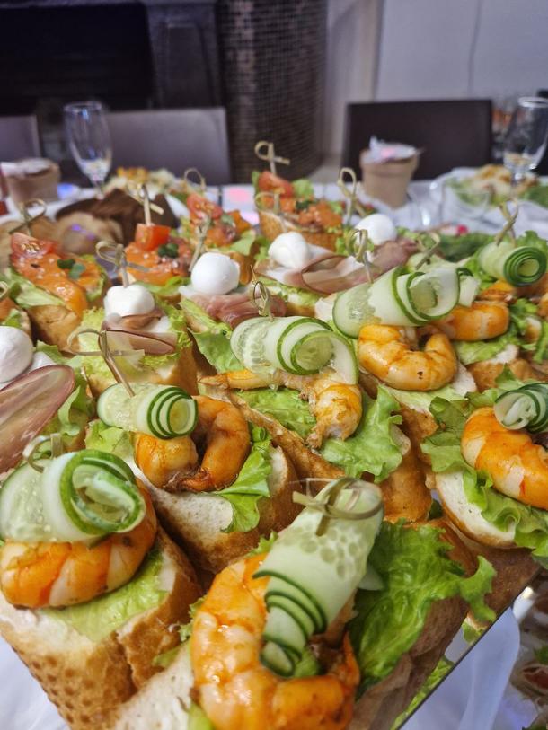 Брускетта с тигровой креветкой и свежим огурцом