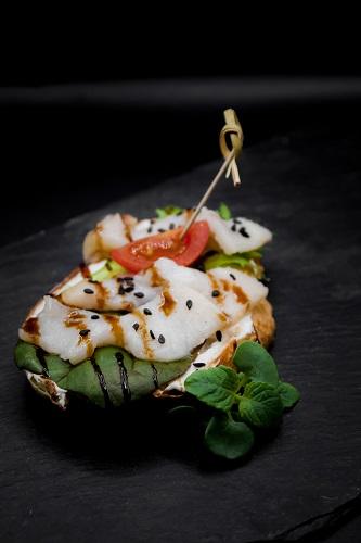 Брускетта с масляной рыбой холодного копчения