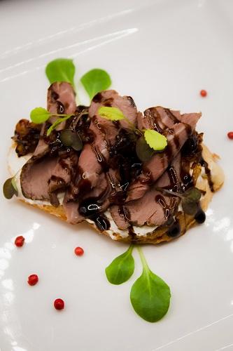 Брускетта с ростбифом и луковым вареньем