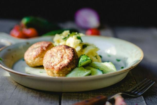 Котлетка паровая с картофельным пюре (детское меню) Котлетка паровая с картофельным пюре (детское меню)