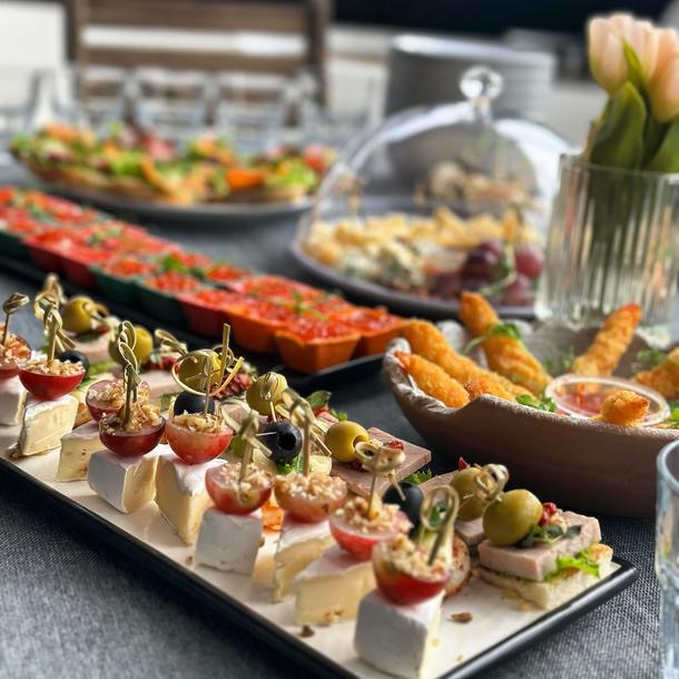 Канапе с Бри, виноградом и грецким орехом