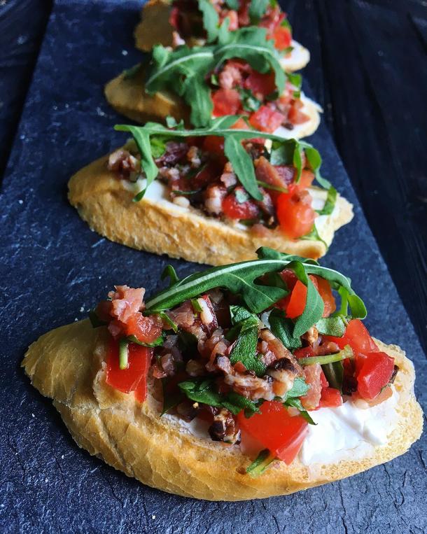 Брускетта с пармской ветчиной, рукколой и черри
