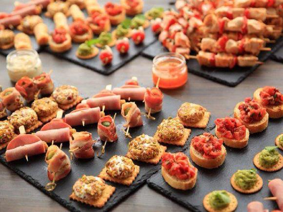 Популярный фуршетный сет с горячими закусками на 26-30 персон в Сочи