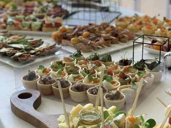 Фуршетный сет премиум с горячими закусками на 20 персон в Новосибирске