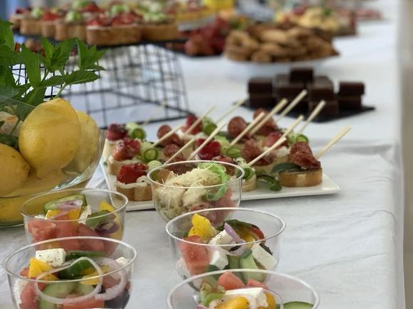 Мясной сет с салатами "Сытый папа" на 15 персон в Новосибирске