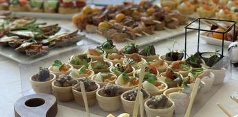 Недорогой фуршетный сет с горячими закусками на 20 персон