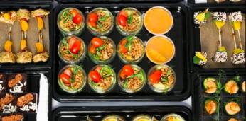 Аппетитный фуршетный сет с горячими закусками на 16-20 персон