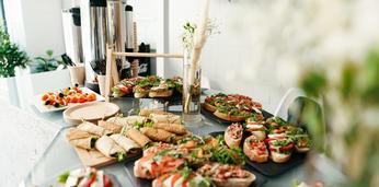 Фуршетное меню из закусок и мини-салатов на 15-20 персон